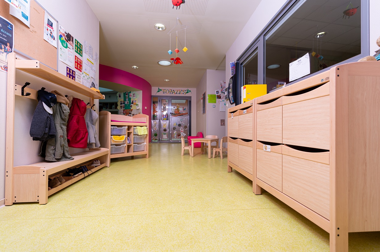 Meuble de crèche Aménagement de crèche avec mobilier adapté, espace ludique et sécurisé pour les enfants