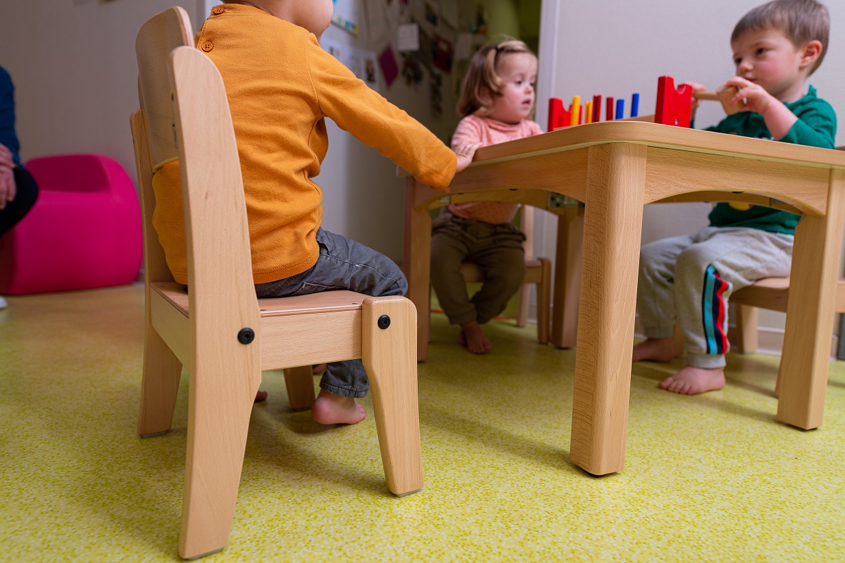 Tables et chaises Tables et chaises enfants adaptées crèche, mobilier collectivité conforme aux normes petite enfance
