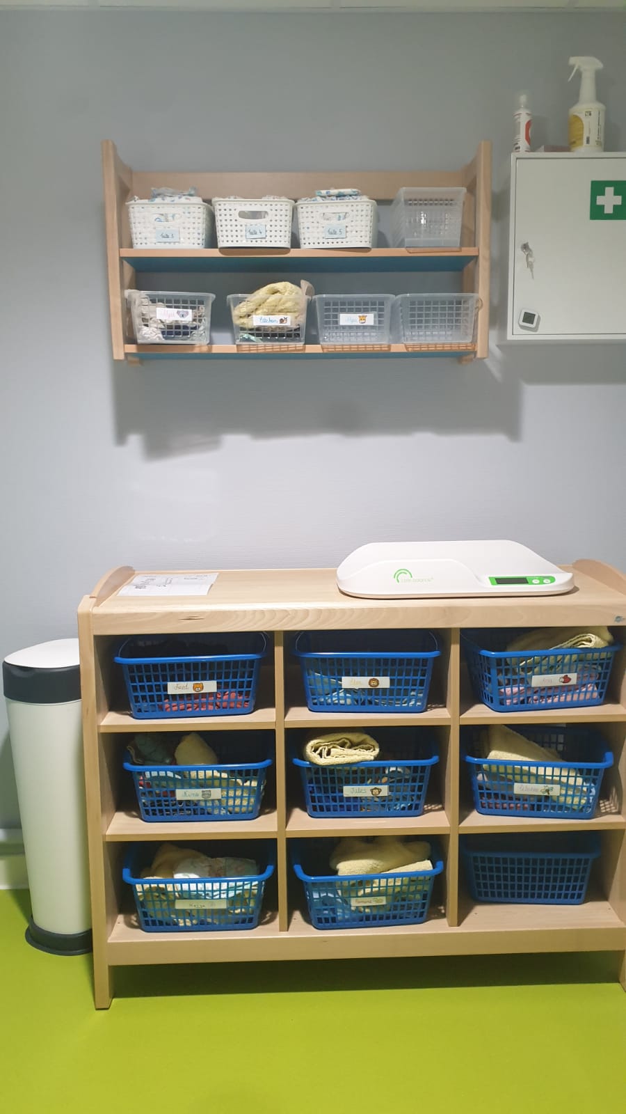 Equipement salle de change Salle de change avec équipements de puériculture : matelas de change, escaliers ergonomiques et rangements