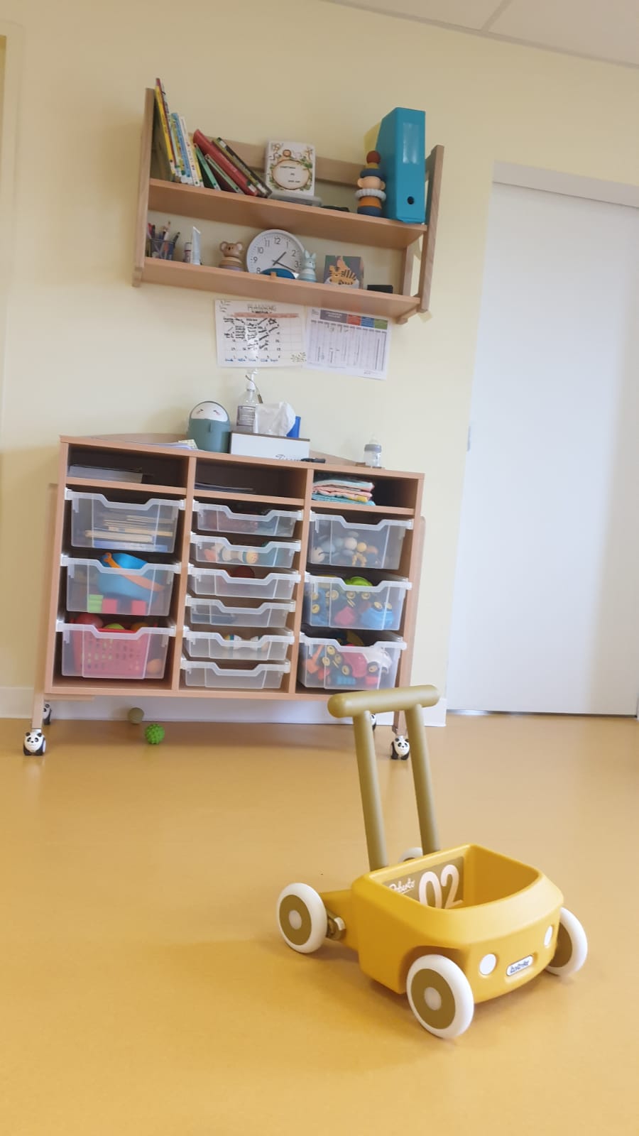 Equipement salle de vie Salle de vie équipée : tapis en mousse, banquettes, assises professionnelles, rangements et jeux d'imitation