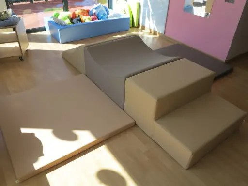 Parcours et blocs moteurs pour motricité en crèche, essentiels au développement des enfants