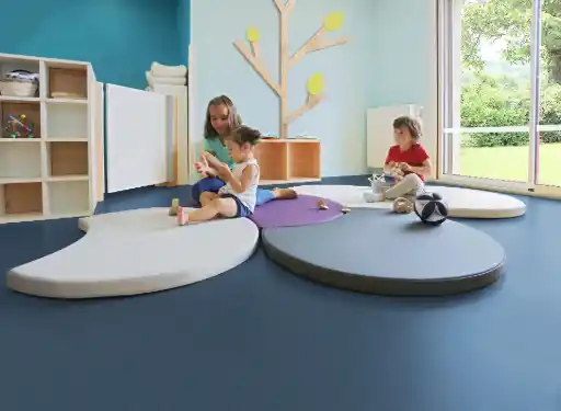 Pour sécuriser les zones de jeux au sol ou pour le confort et la mobilité des bébés, nous proposons une gamme de tapis et cocons en mousse, disponibles en plusieurs formes et tailles.   Ils sont fabriqués dans des matériaux résistants, faciles à nettoyer, adaptés à un usage intensif en collectivité.