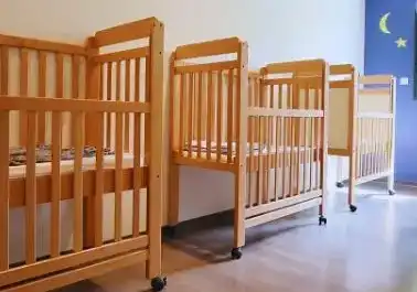 En bois massif, fabriqués en France et conformes aux normes de sécurité, les lits à barreaux assurent un environnement sûr pour les bébés. Disponibles en plusieurs dimensions et avec couchage en hauteur pour préserver la santé des professionnels, nos lits sont robustes et disposent d'une garantie étendue.