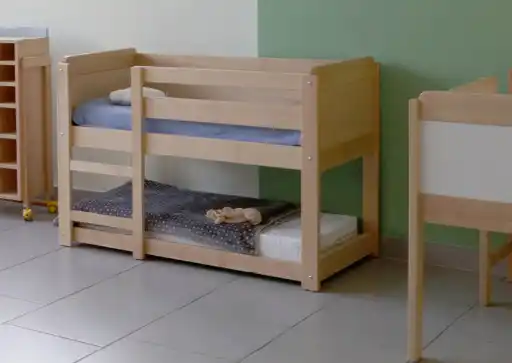 Conçus pour optimiser l’espace tout en assurant la sécurité des enfants, nos lits superposés sont robustes, protégés par des barrières latérales et équipés d’échelles ergonomiques.