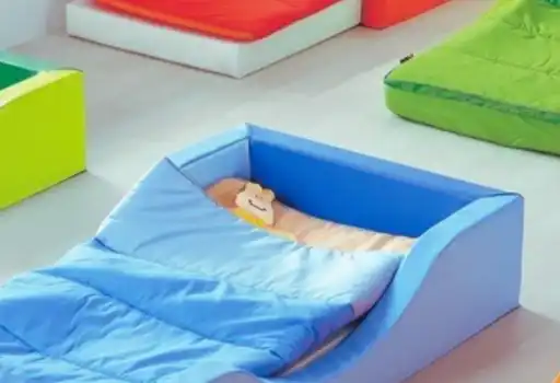 Les lits cocons offrent un espace intime et sécurisé, idéal pour les bébés qui commencent à se déplacer. Avec leurs parois légèrement relevées et leur forme enveloppante, ils rassurent et facilitent l’endormissement tout en favorisant l'autonomie.