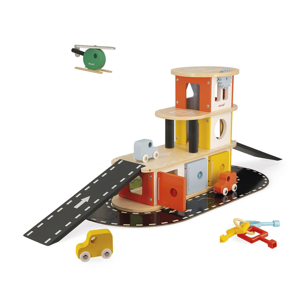 Garage en bois avec véhicules et ascenseur pour enfants