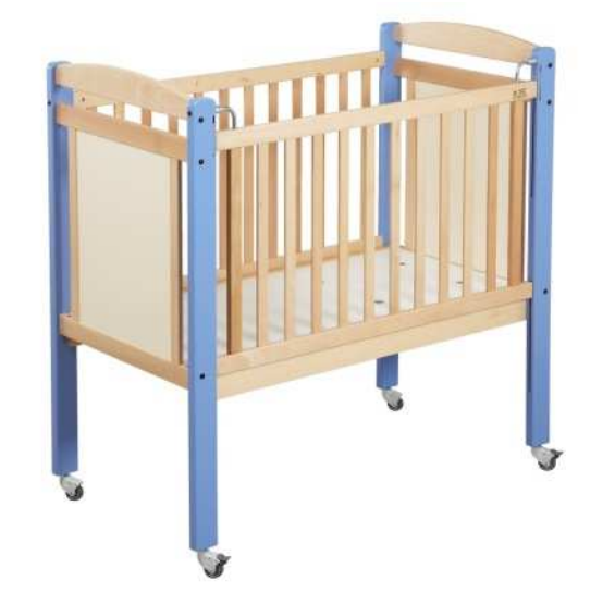 [4150] Lit de crèche en bois avec barrière sécurisée et roulettes multidirectionnelles (Bleu)