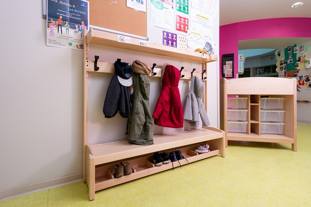 Vestiaire avec banc et 4 patères pour espaces d'accueil