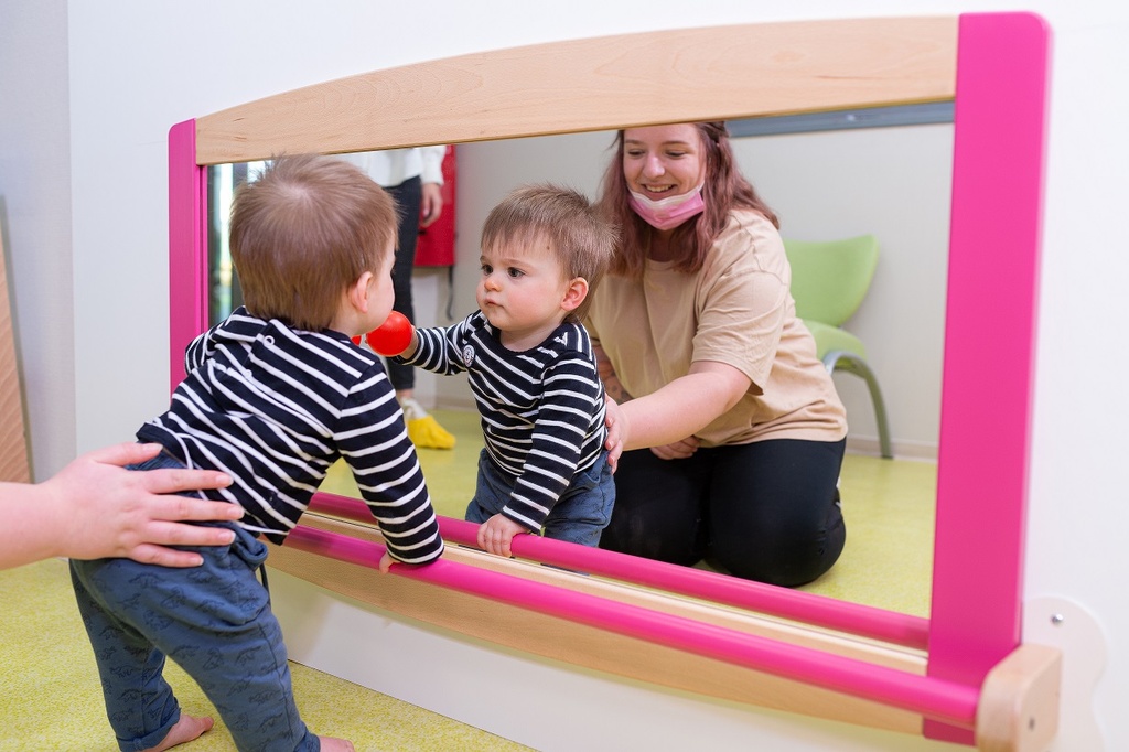 Miroir crèche 120x60 cm avec barre de maintien – Développement moteur et sécurité des tout-petits