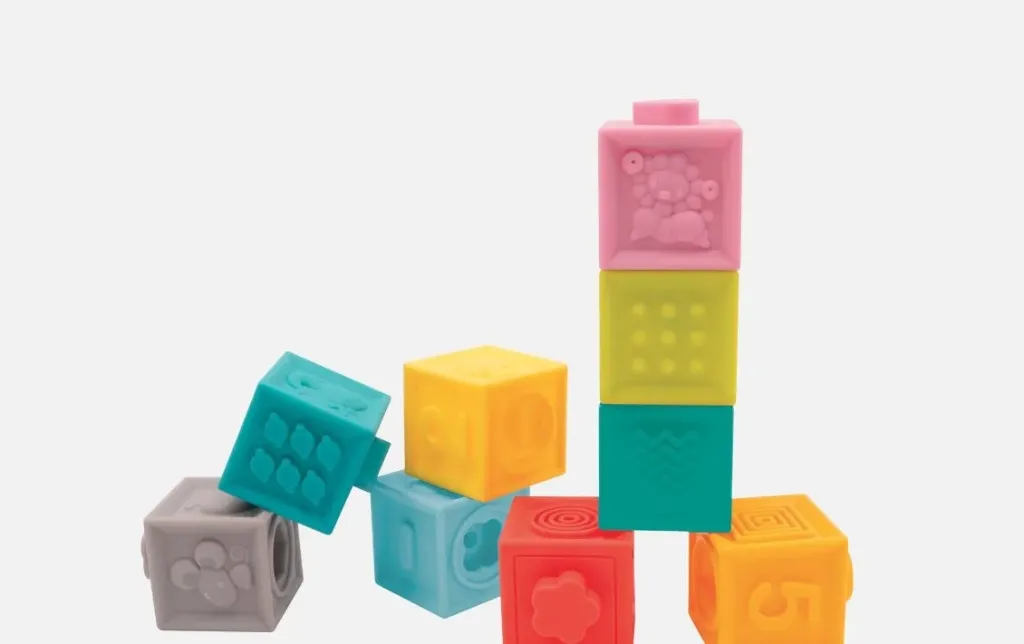 CUBES SOUPLES EMBOÎTABLES TEXTURÉS ET COLORÉS LOT DE 9