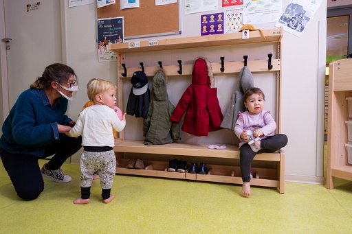 [3794] Banc d'accueil avec casiers à chaussures pour petite enfance